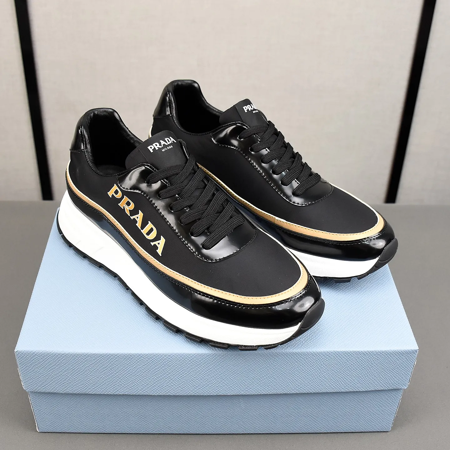 PP420👟👟👟Prada/Prada Prax men's series casual sports shoes Prax sports shoes combine style and comfort, with a unique sports design defined by exquisite materials and details. Fashionable, casual and versatile, it is decorated with an enameled triangle logo on the outside, a Prada Milano printed logo on the tongue, and a 2.5cm lightweight two-tone rubber sole for a comfortable wearing experience! Size: 38-39-40-41-42-43-44 standard leather shoe size